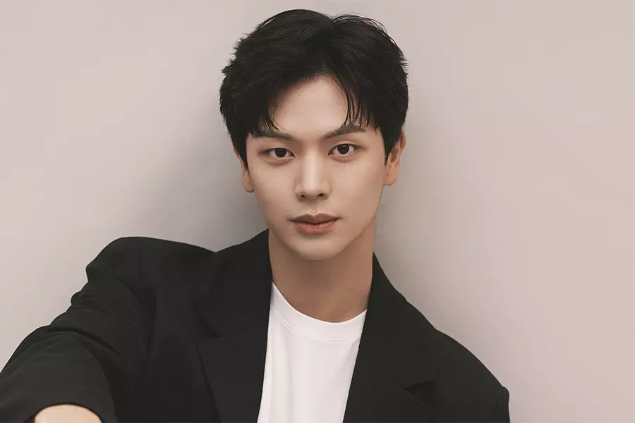 BTOB’s Sungjae Exceeds Personal Record with First-Week Sales of ‘Exhibition: Look Closely’