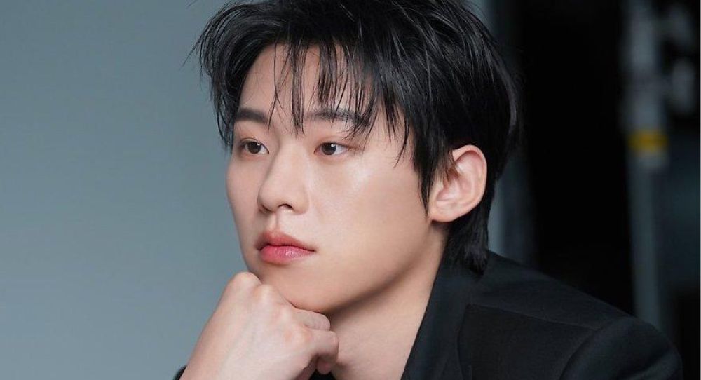 Kim Sung Cheol Sticks with Story J Company, Inked His Exclusive Contract