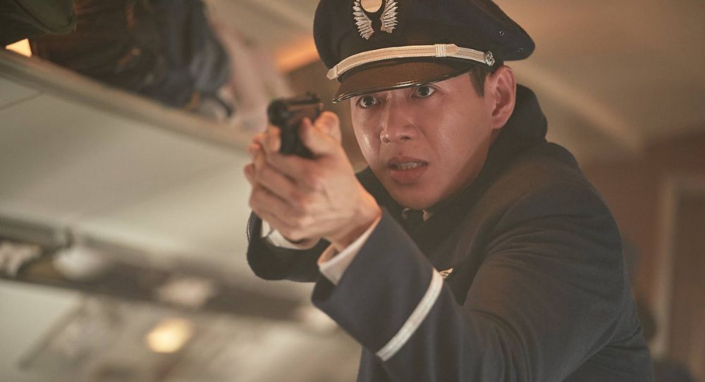 "Hijacking" Starring Ha Jung Woo and Yeo Jin Goo Holds Top Spot at Korean Box Office for 6 Consecutive Days