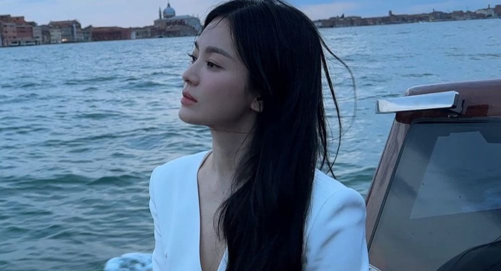 Song Hye Kyo Mesmerizes Venice with Her Graceful Beauty Caught Lee Jin Attention Saying "You're Stunning"