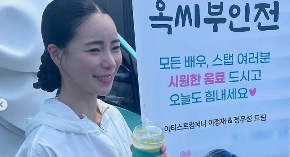 Lim Ji Yeon Shows Gratitude for Support from Lee Jung Jae and Jung Woo Sung at 'The Story of Lady Ok' Set