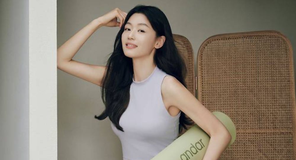 Jun Ji Hyun Radiates Elegance in Slim Pilates Outfit