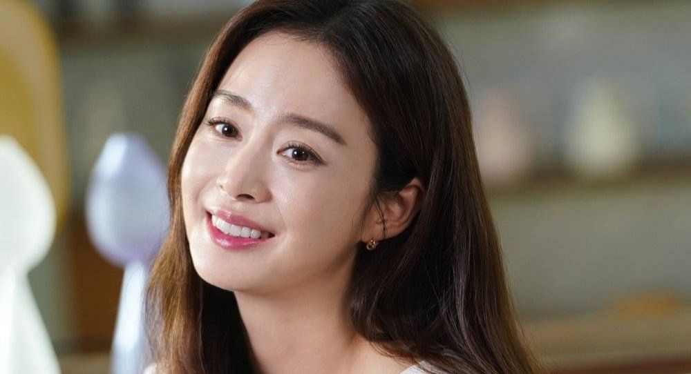 Kim Tae Hee Extends Contract with Story J Company for Another Year