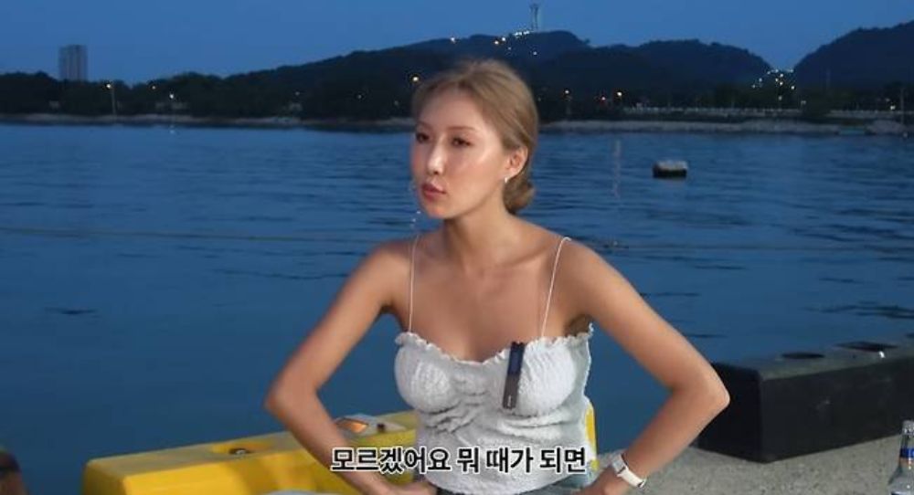 MAMAMOO's Hwasa Talks Marriage Plans, Skips Comments on Dating Rumors: “I’ll Marry When the Right Person Comes”