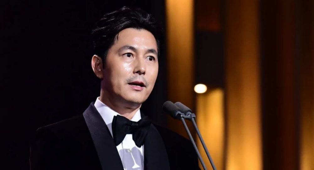 Jung Woo Sung Apologizes While "12.12: The Day" Wins Big at 'Blue Dragon Film Awards'