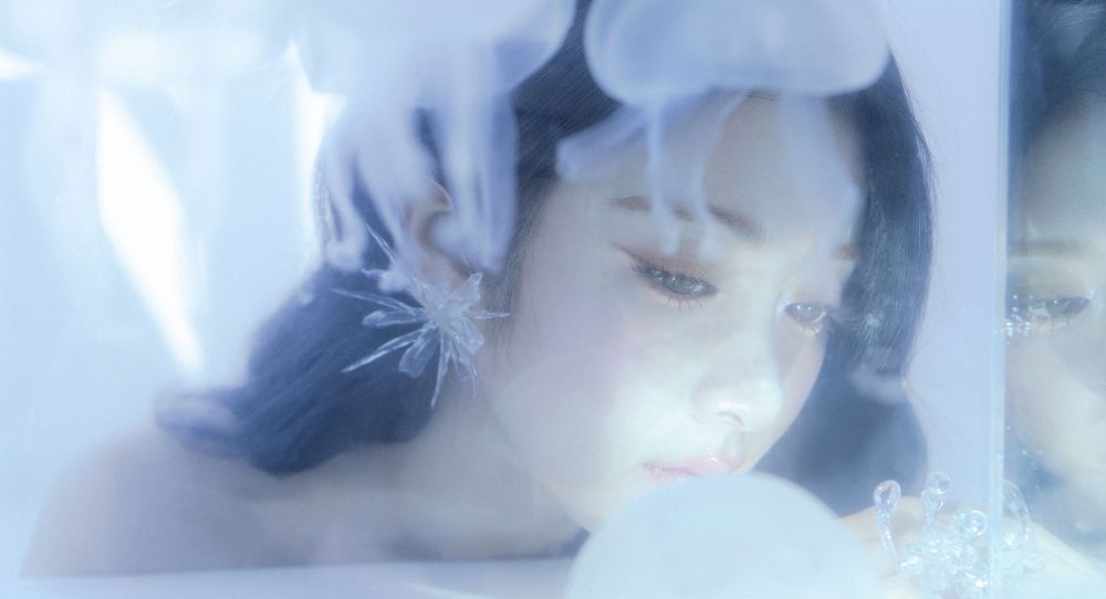 LE SSERAFIM’s Huh Yunjin Drops Concept Photos for New Self-Written Song ‘Jellyfish’ Inspired by the Sea, Fans Are Loving It!