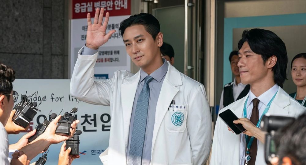 "The Trauma Code: Heroes on Call" Author Says He Can’t Imagine Anyone Else Playing Ju Ji Hoon’s Role—‘He’s Like a Webtoon Character!’